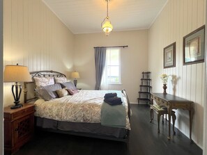 3 bedrooms, iron/ironing board, free WiFi, bed sheets - "The Little Tuscan Villa"  - right in the heart of Stanthorpe!
 (Stanthorpe)