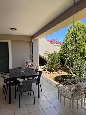 Outdoor dining - Horizon Apartments - Junior Apartment (Kompothekrata)
