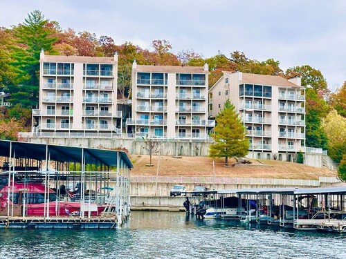 Wheelhouse: Lakefront 2BD/3BA/Deck/Pool/Pet Friendly-6PP