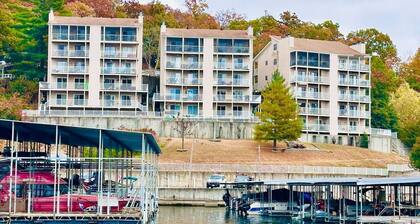 Wheelhouse: Lakefront 2BD/3BA/Deck/Pool/Pet Friendly-6PP