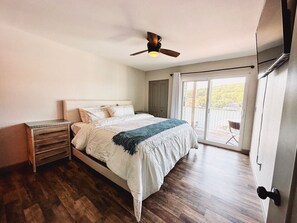 2 bedrooms, desk, iron/ironing board, travel crib