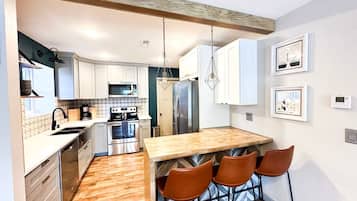 Een koelkast, een microgolfoven, een oven, een kookplaat