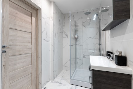 Shower, eco-friendly toiletries, hair dryer, towels. Stylish Apartment For up to 4 Guests With WiFi, Free Parking