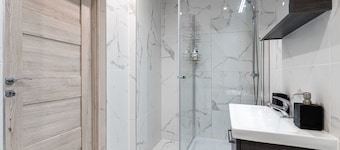 Stylish Apartment For up to 4 Guests With WiFi, Free Parking