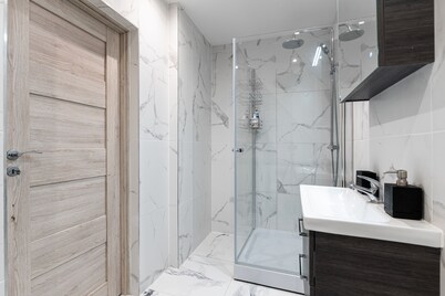 Stylish Apartment For up to 4 Guests With WiFi, Free Parking