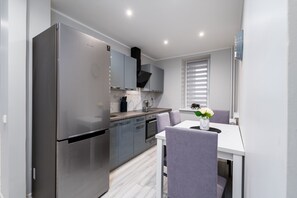 Frigorífico, microondas, horno y placa de cocina