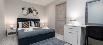 Stylish Apartment For up to 4 Guests With WiFi, Free Parking