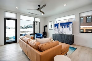 TV, fireplace