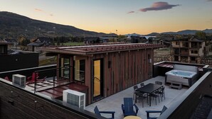 Terraza en la azotea con jacuzzi, zona de estar y vistas del barrio.