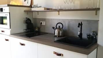 Fridge, microwave, oven, coffee/tea maker