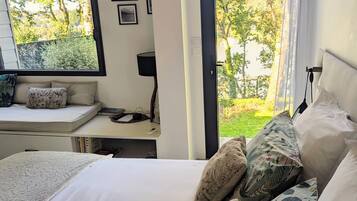 1 bedroom, travel crib, internet, bed sheets