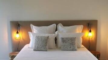 1 bedroom, travel crib, internet