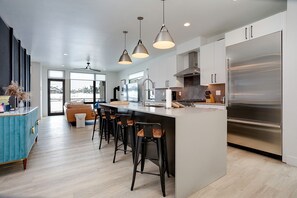 Kühlschrank, Ofen, Herdplatte, Wasserkocher mit Kaffee-/Teezubehör