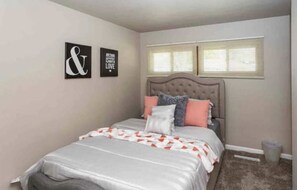 4 bedrooms, WiFi - Remarkable Ranch + Hot Tub + Game Room + Fitness Room! (Gary)