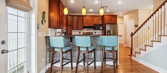 âPrivate 4BR Home-Water Views-2 Private Balconies-Walking Distance to Downtownâ