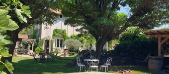 Demeure de Caractère au Cœur du Bourg Avec Jardin Paysagé, Bassin et Fontaine