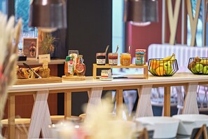 Daily buffet breakfast (EUR 21 per person) - Novotel Rouen Centre Cathédrale (Rouen)