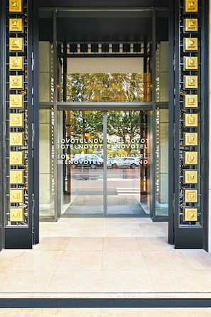 A hotel entrance with glass doors and a reflective surface. - Novotel Rouen Centre Cathédrale (Rouen)