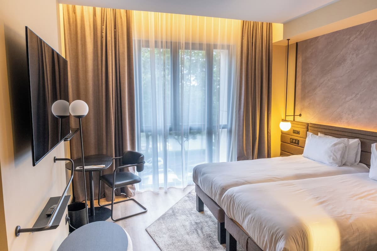 Klassieke kamer, 2 eenpersoonsbedden, uitzicht op rivier | Luxe beddengoed, bedden met traagschuimmatras, een minibar