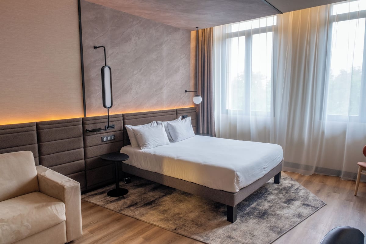 Familiekamer, 1 tweepersoonsbed met slaapbank | Luxe beddengoed, bedden met traagschuimmatras, een minibar