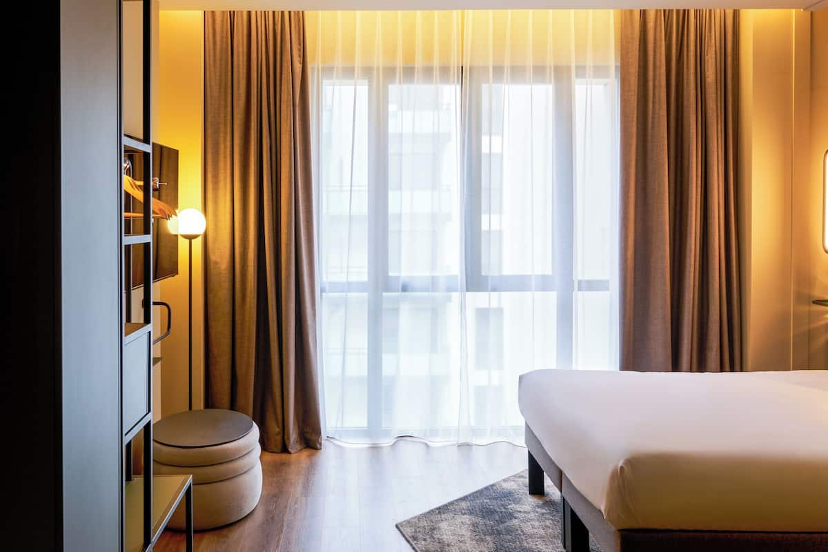 Executive kamer, 1 queensize bed | Luxe beddengoed, bedden met traagschuimmatras, een minibar