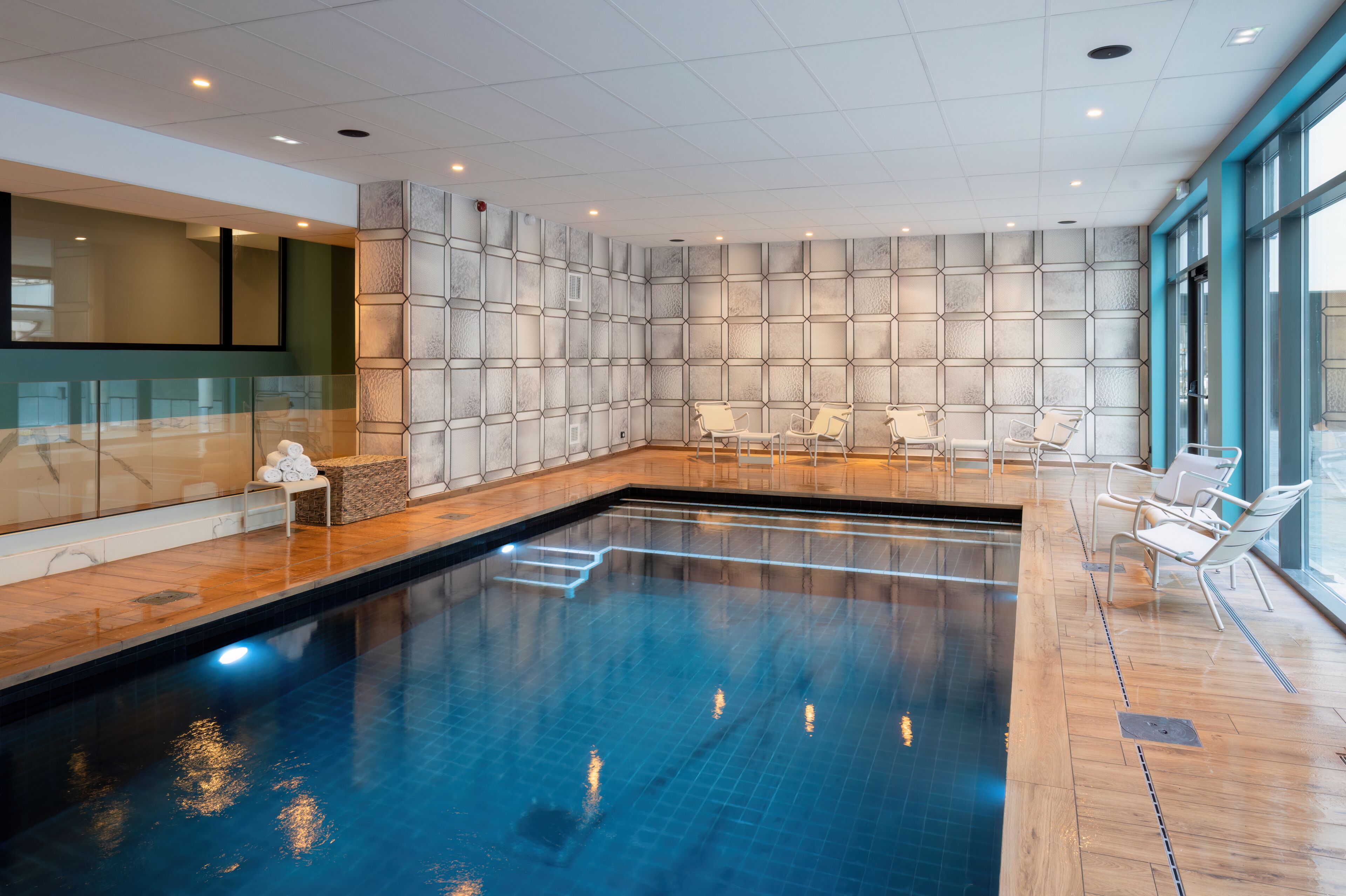 من حمّامات السباحة المغطاة