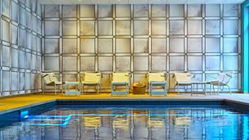 Una piscina cubierta