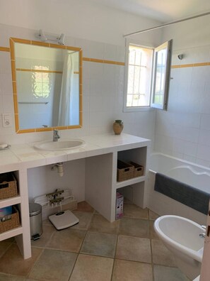 Bruser, hårtørrer, bidet, håndklæder