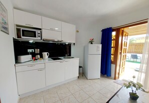 Frigorífic, microones, placa de cuina i cafetera i tetera