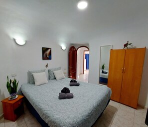 1 chambre, coffres-forts dans les chambres, fer et planche à repasser