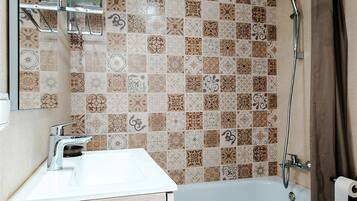 Dusche, Haartrockner, Handtücher, Toilettenpapier