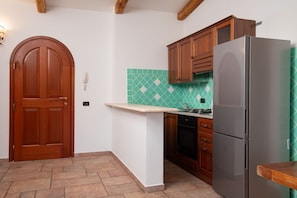 Fridge, oven, coffee/tea maker, cookware/dishes/utensils