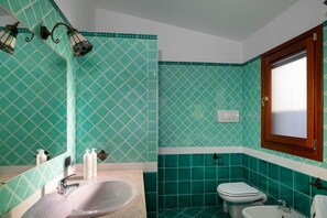 Regadera, secadora de cabello, toallas 