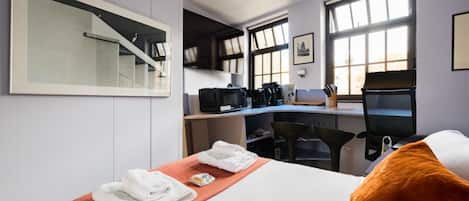 1 habitación, escritorio, tabla de planchar con plancha y wifi gratis