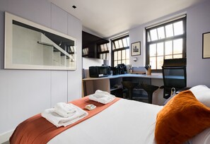1 bedroom, desk, iron/ironing board, free WiFi - Industrial Victorian Studio with breakfast bar and kitchenette - Kennington  (London)