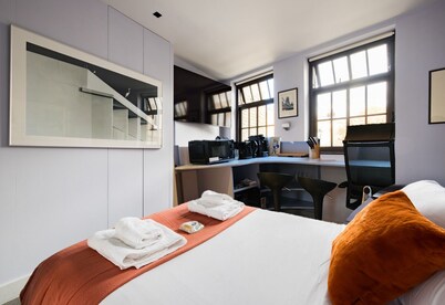 Industrial Victorian Studio with breakfast bar and kitchenette - Kennington 