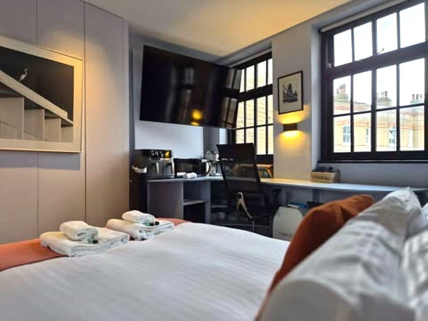 1 室のベッドルーム、デスク、アイロン / アイロン台、WiFi (無料)