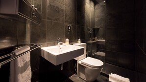 Ein modernes Badezimmer mit Waschbecken, Toilette und Dusche.