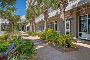 Property grounds - Elegant Condo w Free Activities (Panama City Beach)