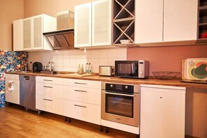 Frigorífico, microondas, horno y placa de cocina