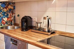 Geladeira, micro-ondas, fogão, cooktop