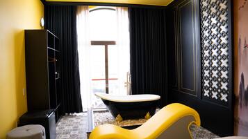 Honeymoon Room | Desk, soundproofing, WiFi (free), individually furnished