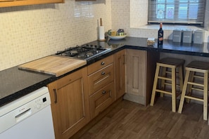 Cottage | Private kitchen | Fridge, microwave, oven, stovetop - Beautiful Cottage - 3 Bedrooms & 3 Bathrooms (Bakewell)
