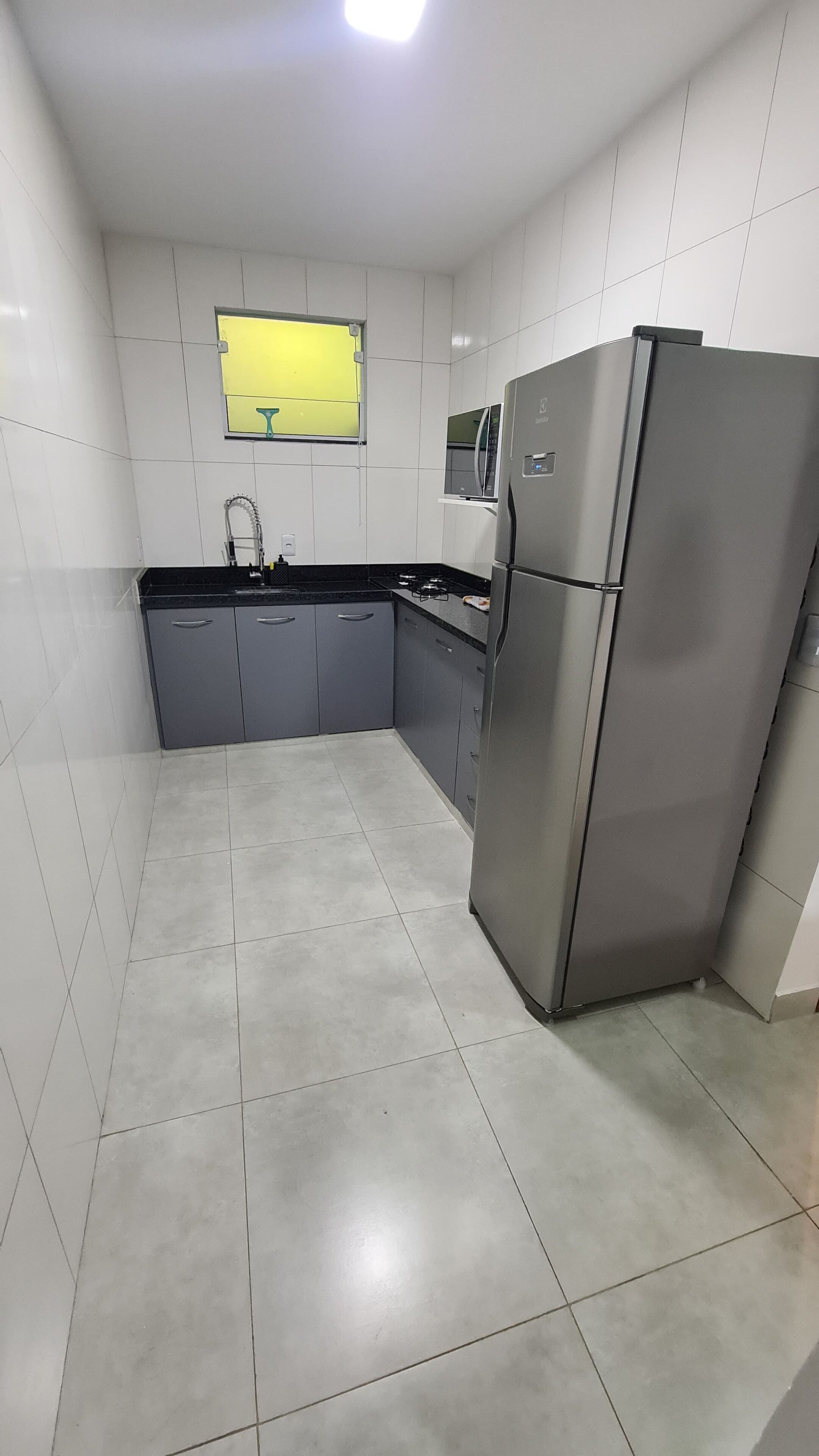 Geladeira, micro-ondas, cooktop, cafeteira/chaleira