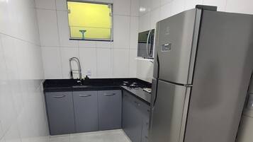 Geladeira, micro-ondas, cooktop, cafeteira/chaleira