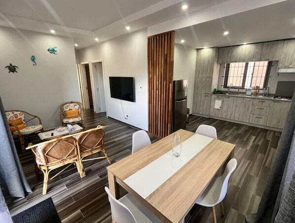 Dining - Appartement Confortable de 3 Chambres Avec Piscine (Flic en Flac)