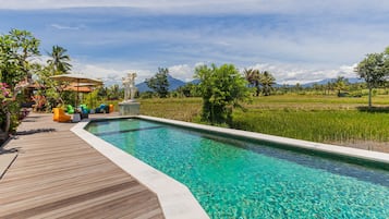 Kolam renang outdoor