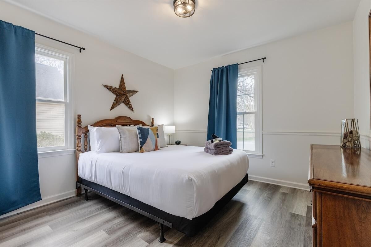 3 habitaciones, tabla de planchar con plancha, wifi y ropa de cama 