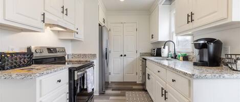 冷蔵庫、電子レンジ、オーブン、コンロ