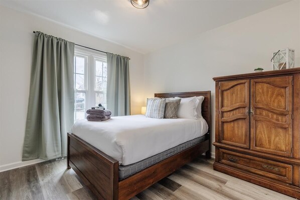 3 bedrooms, iron/ironing board, WiFi, bed sheets